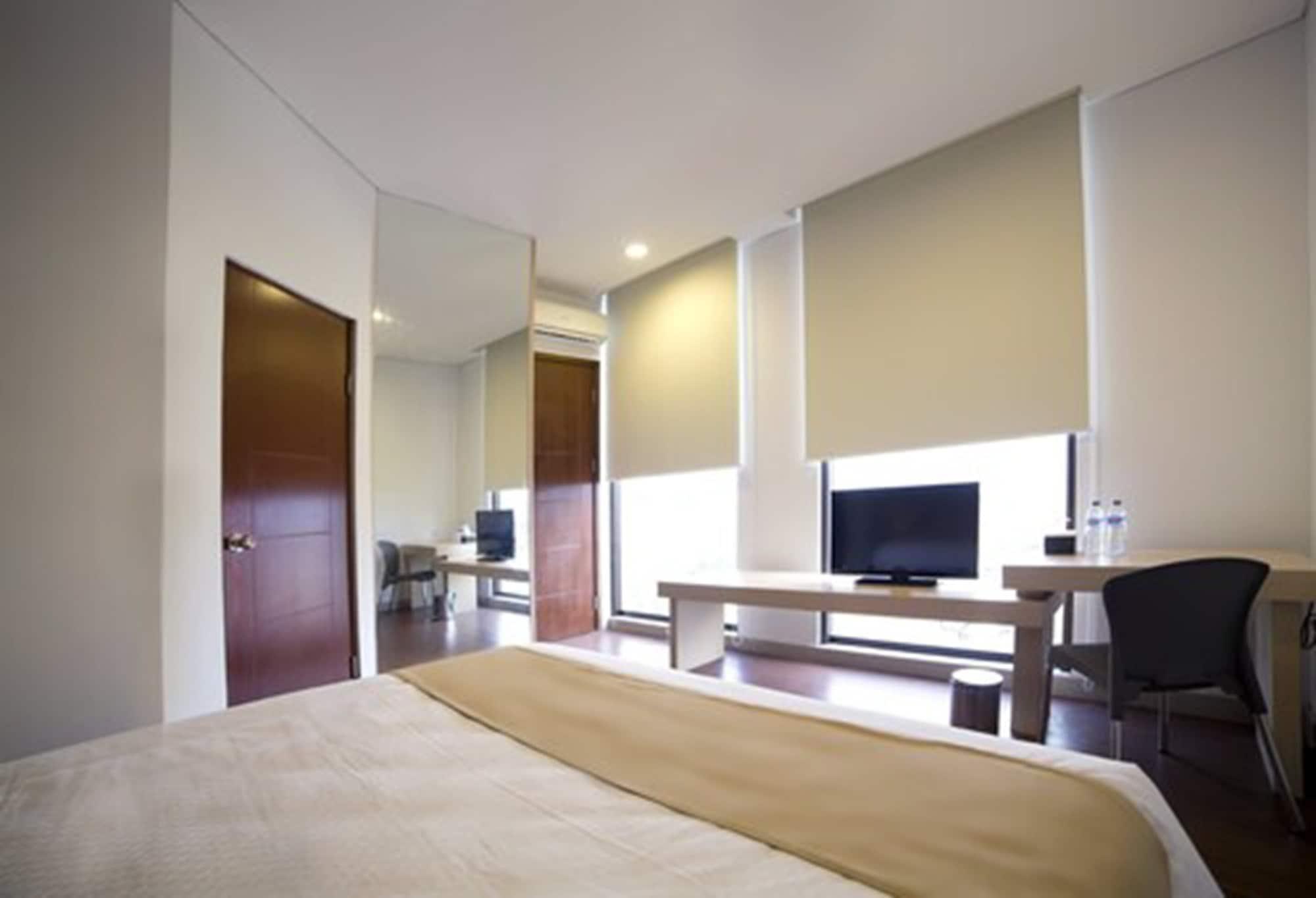 Hotel 88 Embong Malang Tunjungan Surabaya By Wh - Breakfast With The Best View On The Highest Floor And Strategic Location In The City Center Ngoại thất bức ảnh