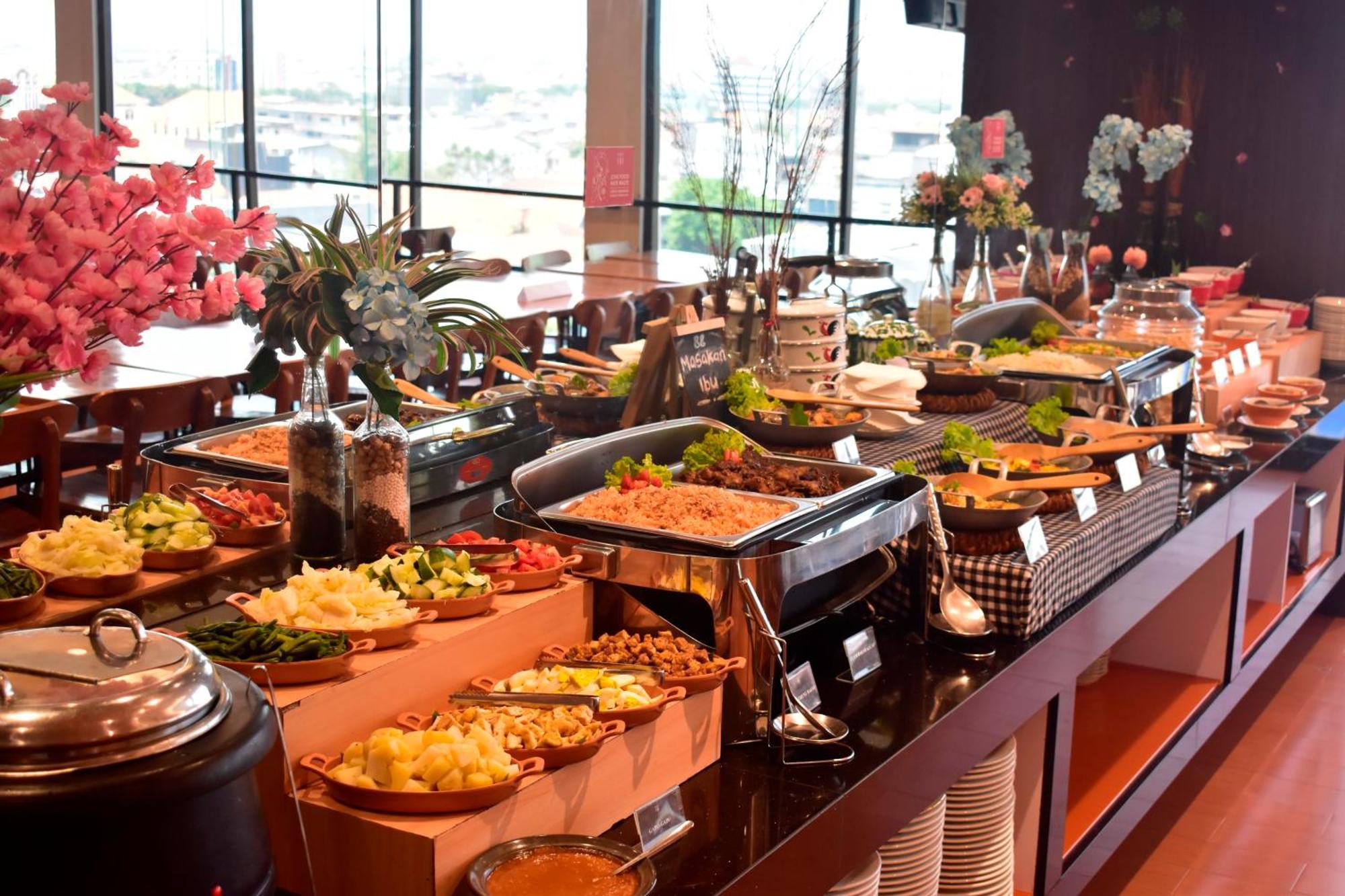 Hotel 88 Embong Malang Tunjungan Surabaya By Wh - Breakfast With The Best View On The Highest Floor And Strategic Location In The City Center Ngoại thất bức ảnh