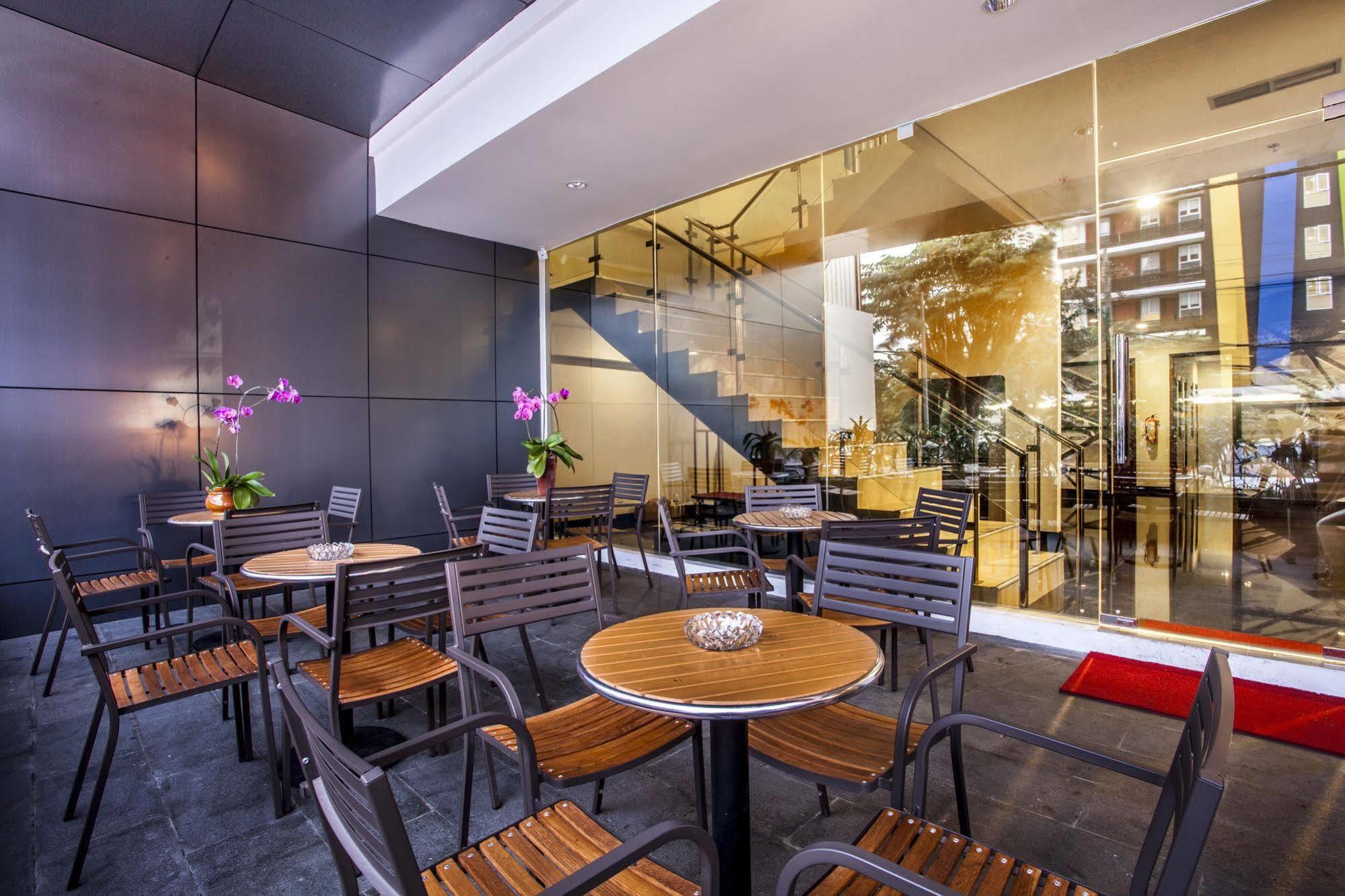Hotel 88 Embong Malang Tunjungan Surabaya By Wh - Breakfast With The Best View On The Highest Floor And Strategic Location In The City Center Ngoại thất bức ảnh
