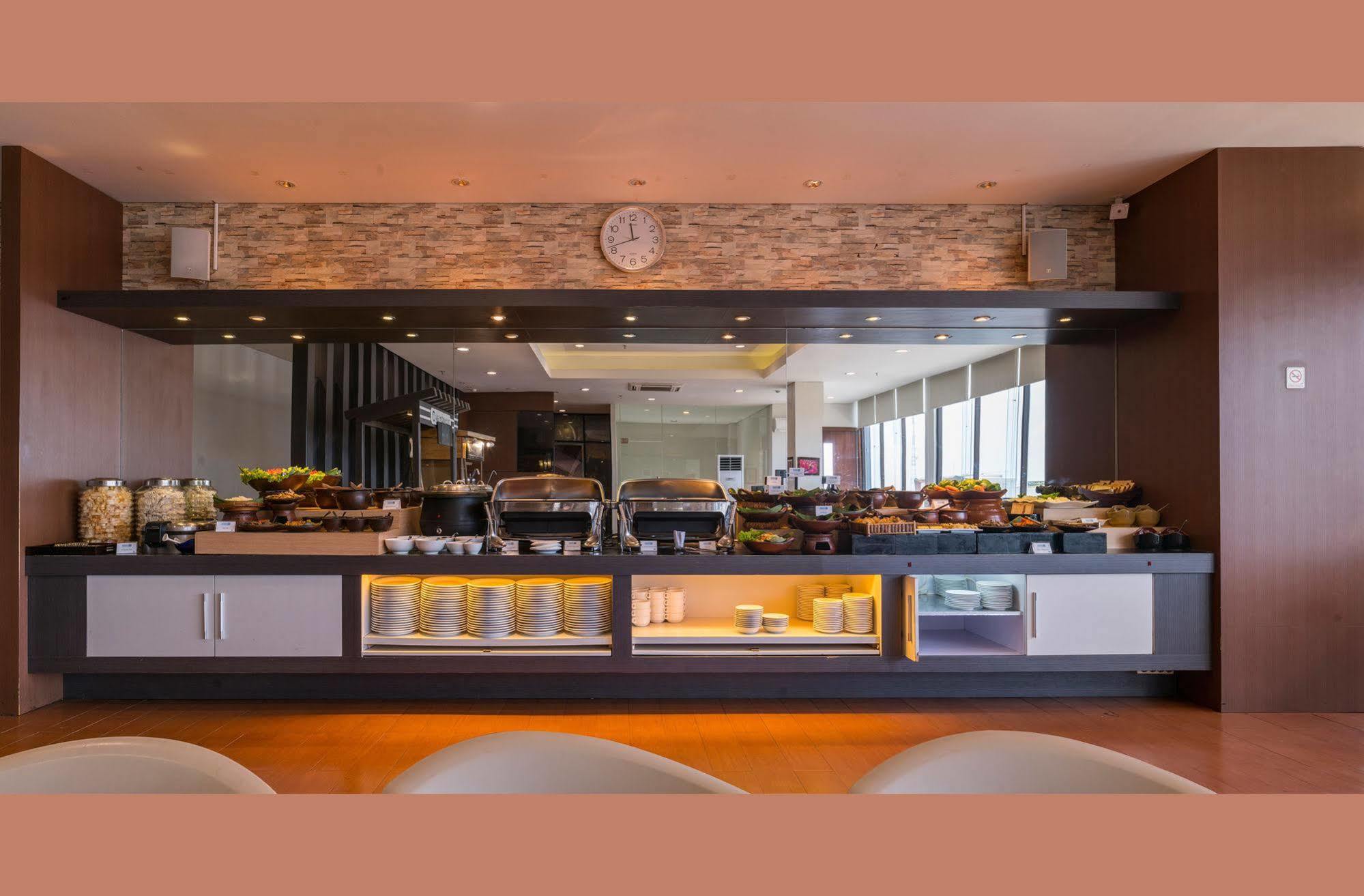 Hotel 88 Embong Malang Tunjungan Surabaya By Wh - Breakfast With The Best View On The Highest Floor And Strategic Location In The City Center Ngoại thất bức ảnh
